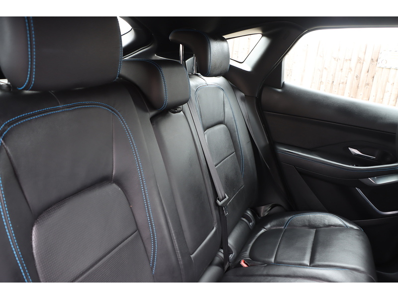 Jaguar P250 2.0 R-DYNAMIC SE SUV 5DR PETROL AWD AUTO HEATED SEATS SAT NAV BLUETOOTH DAB STEREO APPLE CARPLAY REAR CAMERA PARKING AIDS 2 OWNERS 61000 MILES SH 72-74 Mitcham Road
