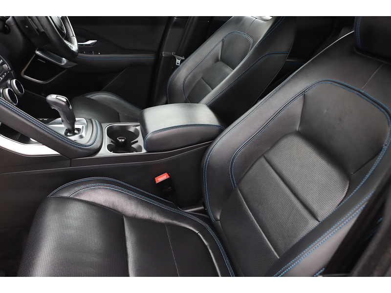 Jaguar P250 2.0 R-DYNAMIC SE SUV 5DR PETROL AWD AUTO HEATED SEATS SAT NAV BLUETOOTH DAB STEREO APPLE CARPLAY REAR CAMERA PARKING AIDS 2 OWNERS 61000 MILES SH 72-74 Mitcham Road