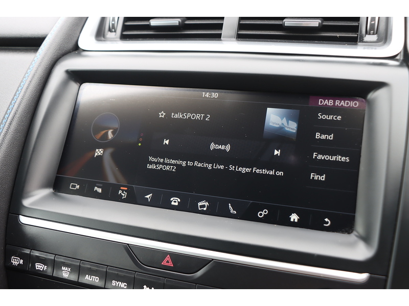 Jaguar P250 2.0 R-DYNAMIC SE SUV 5DR PETROL AWD AUTO HEATED SEATS SAT NAV BLUETOOTH DAB STEREO APPLE CARPLAY REAR CAMERA PARKING AIDS 2 OWNERS 61000 MILES SH 72-74 Mitcham Road