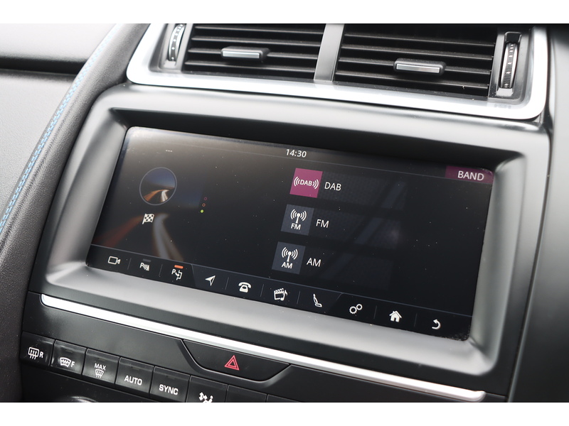 Jaguar P250 2.0 R-DYNAMIC SE SUV 5DR PETROL AWD AUTO HEATED SEATS SAT NAV BLUETOOTH DAB STEREO APPLE CARPLAY REAR CAMERA PARKING AIDS 2 OWNERS 61000 MILES SH 72-74 Mitcham Road