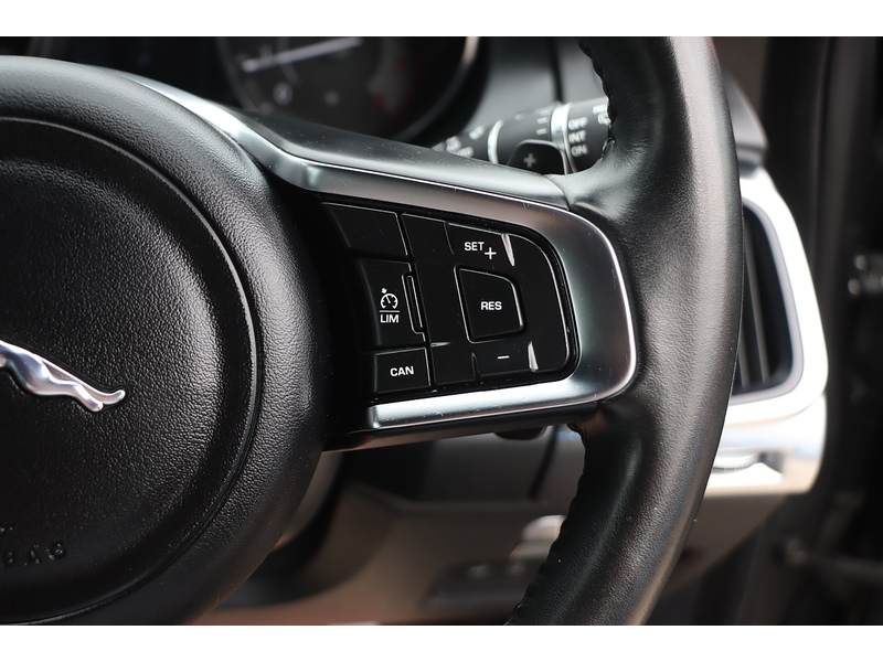 Jaguar P250 2.0 R-DYNAMIC SE SUV 5DR PETROL AWD AUTO HEATED SEATS SAT NAV BLUETOOTH DAB STEREO APPLE CARPLAY REAR CAMERA PARKING AIDS 2 OWNERS 61000 MILES SH 72-74 Mitcham Road