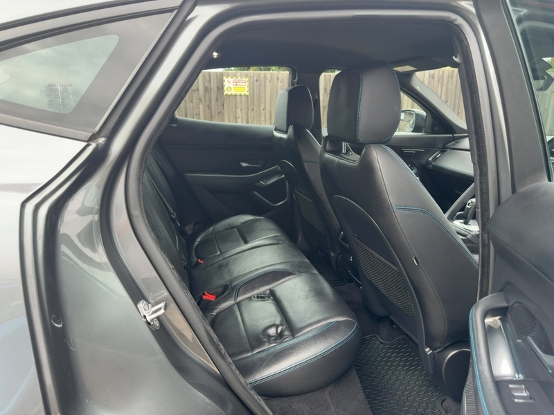 Jaguar P250 2.0 R-DYNAMIC SE SUV 5DR PETROL AWD AUTO HEATED SEATS SAT NAV BLUETOOTH DAB STEREO APPLE CARPLAY REAR CAMERA PARKING AIDS 2 OWNERS 61000 MILES SH 72-74 Mitcham Road