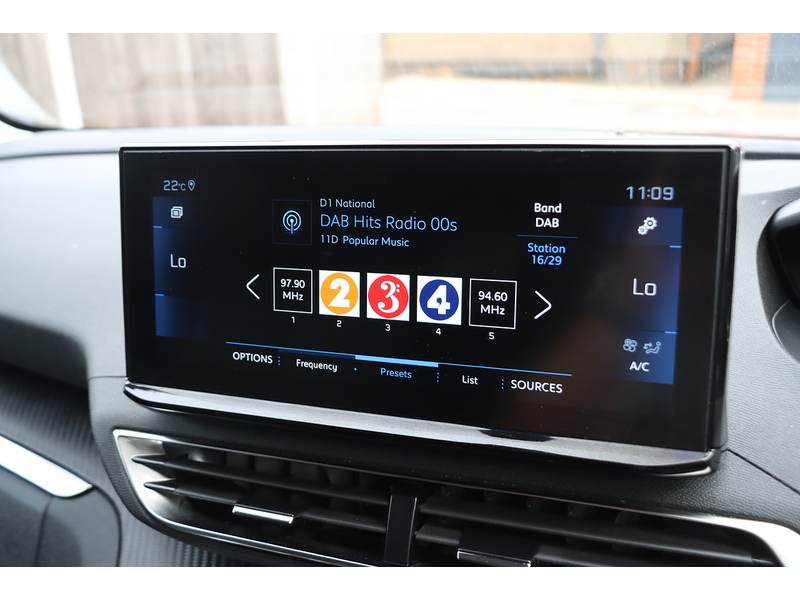 Peugeot 1.2 PURETECH ALLURE SUV 5DR PETROL EAT AUTO 7 SEATER SAT NAV BLUETOOTH DAB STEREO APPLE CARPLAY REAR CAMERA PARKING AIDS 44000 MILES SH NO ULEZ CHARGE 72-74 Mitcham Road