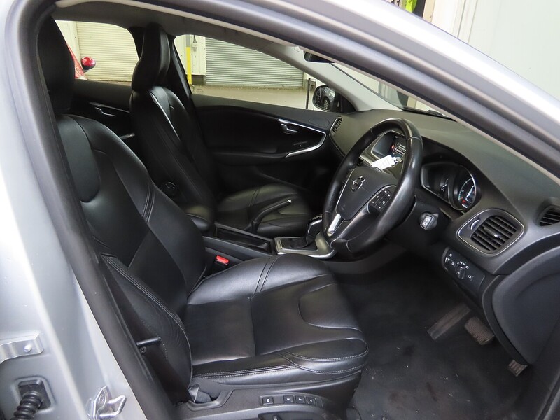 Volvo 1.5 T3 Inscription Edition Hatchback 5dr Petrol Auto Euro 6 (s/s) (152 ps) 72-74 Mitcham Road