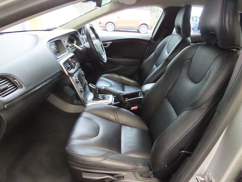 Volvo 1.5 T3 Inscription Edition Hatchback 5dr Petrol Auto Euro 6 (s/s) (152 ps) 72-74 Mitcham Road
