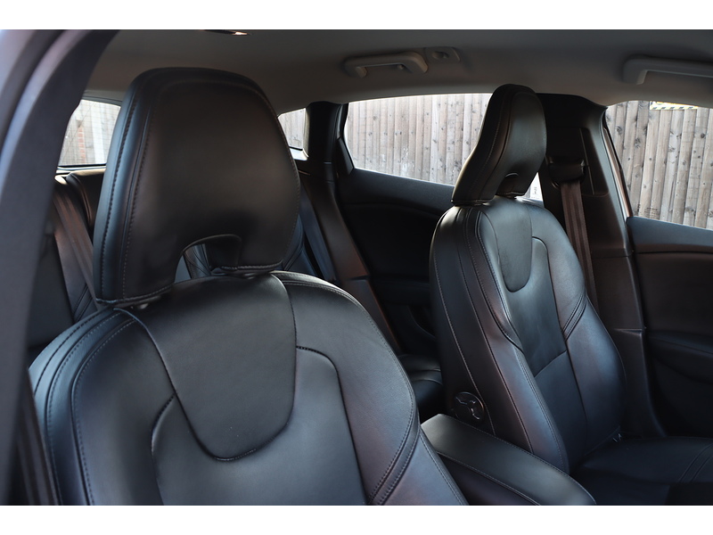 Volvo 1.5 T3 INSCRIPTION EDITION HATCHBACK 5DR PETROL AUTO HEATED SEATS SAT NAV BLUETOOTH DAB STEREO REAR CAMERA PARKING AIDS 2 OWNERS ONLY 20000 MILES FSH 72-74 Mitcham Road