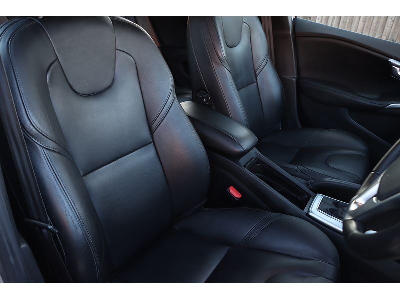 Volvo 1.5 T3 INSCRIPTION EDITION HATCHBACK 5DR PETROL AUTO HEATED SEATS SAT NAV BLUETOOTH DAB STEREO REAR CAMERA PARKING AIDS 2 OWNERS ONLY 20000 MILES FSH 72-74 Mitcham Road