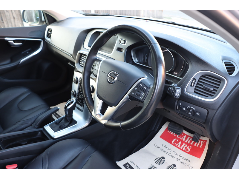 Volvo 1.5 T3 INSCRIPTION EDITION HATCHBACK 5DR PETROL AUTO HEATED SEATS SAT NAV BLUETOOTH DAB STEREO REAR CAMERA PARKING AIDS 2 OWNERS ONLY 20000 MILES FSH 72-74 Mitcham Road