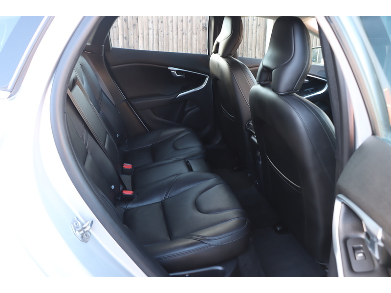 Volvo 1.5 T3 INSCRIPTION EDITION HATCHBACK 5DR PETROL AUTO HEATED SEATS SAT NAV BLUETOOTH DAB STEREO REAR CAMERA PARKING AIDS 2 OWNERS ONLY 20000 MILES FSH 72-74 Mitcham Road