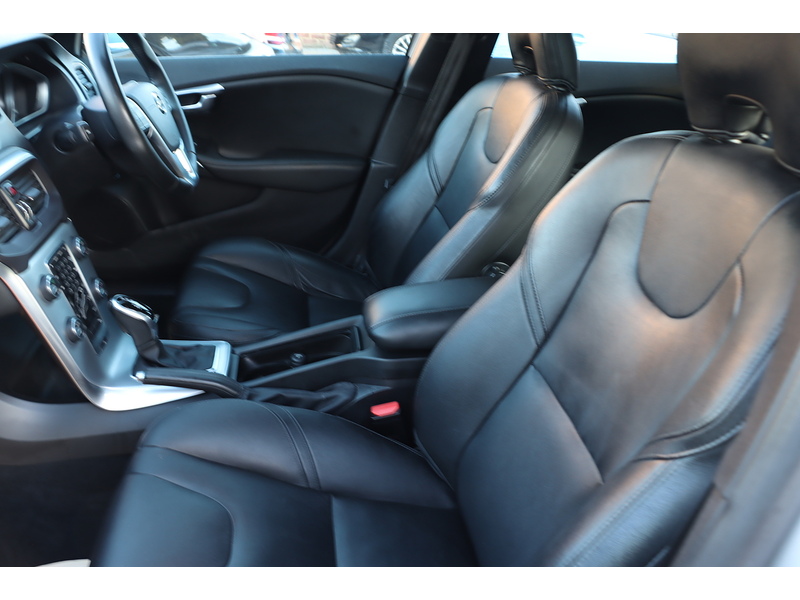 Volvo 1.5 T3 INSCRIPTION EDITION HATCHBACK 5DR PETROL AUTO HEATED SEATS SAT NAV BLUETOOTH DAB STEREO REAR CAMERA PARKING AIDS 2 OWNERS ONLY 20000 MILES FSH 72-74 Mitcham Road