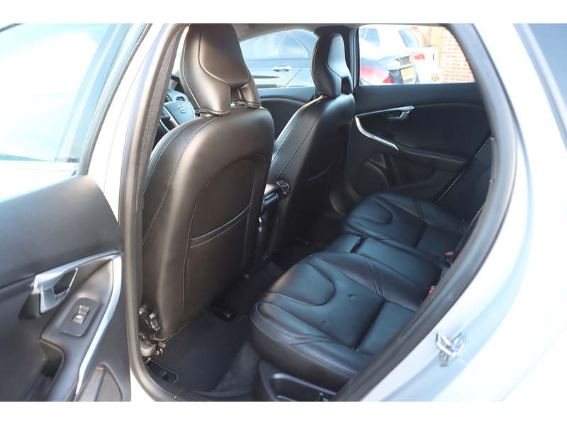Volvo 1.5 T3 INSCRIPTION EDITION HATCHBACK 5DR PETROL AUTO HEATED SEATS SAT NAV BLUETOOTH DAB STEREO REAR CAMERA PARKING AIDS 2 OWNERS ONLY 20000 MILES FSH 72-74 Mitcham Road