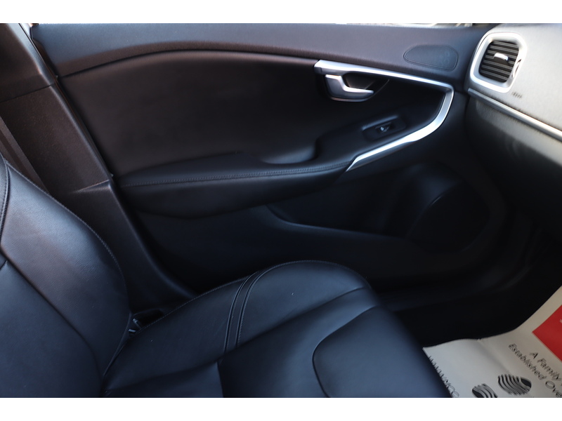 Volvo 1.5 T3 INSCRIPTION EDITION HATCHBACK 5DR PETROL AUTO HEATED SEATS SAT NAV BLUETOOTH DAB STEREO REAR CAMERA PARKING AIDS 2 OWNERS ONLY 20000 MILES FSH 72-74 Mitcham Road