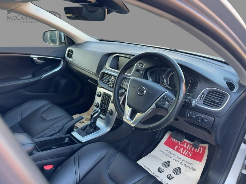 Volvo 1.5 T3 INSCRIPTION EDITION HATCHBACK 5DR PETROL AUTO HEATED SEATS SAT NAV BLUETOOTH DAB STEREO REAR CAMERA PARKING AIDS 2 OWNERS ONLY 20000 MILES FSH 72-74 Mitcham Road