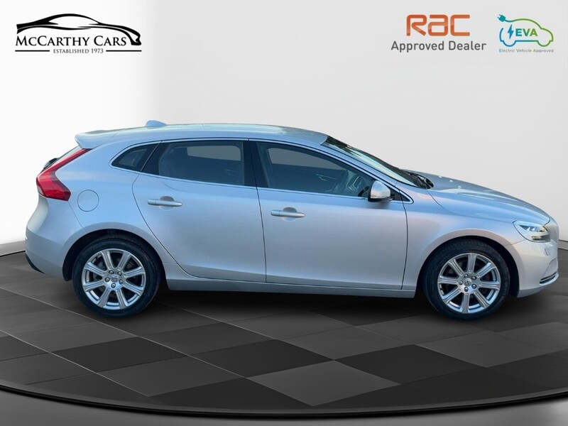 Volvo 1.5 T3 INSCRIPTION EDITION HATCHBACK 5DR PETROL AUTO HEATED SEATS SAT NAV BLUETOOTH DAB STEREO REAR CAMERA PARKING AIDS 2 OWNERS ONLY 20000 MILES FSH 72-74 Mitcham Road