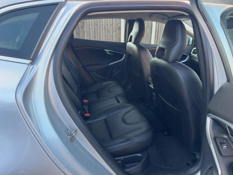 Volvo 1.5 T3 INSCRIPTION EDITION HATCHBACK 5DR PETROL AUTO HEATED SEATS SAT NAV BLUETOOTH DAB STEREO REAR CAMERA PARKING AIDS 2 OWNERS ONLY 20000 MILES FSH 72-74 Mitcham Road