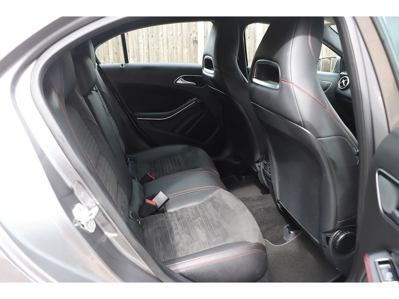 Mercedes-Benz A180 1.6 AMG LINE (PREMIUM) HATCHBACK 5DR PETROL 7G-DCT AUTO HEATED SEATS SATNAV BLUETOOTH APPLE CARPLAY REAR CAM PARKING AIDS 2 OWNERS 71000 MILES SH 72-74 Mitcham Road