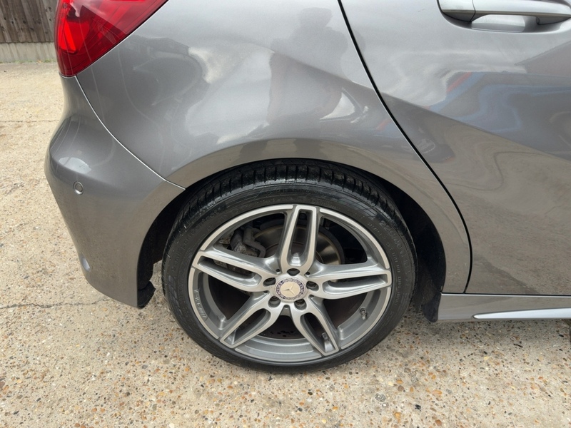 Mercedes-Benz A180 1.6 AMG LINE (PREMIUM) HATCHBACK 5DR PETROL 7G-DCT AUTO HEATED SEATS SATNAV BLUETOOTH APPLE CARPLAY REAR CAM PARKING AIDS 2 OWNERS 71000 MILES SH 72-74 Mitcham Road