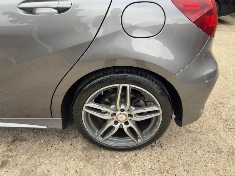 Mercedes-Benz A180 1.6 AMG LINE (PREMIUM) HATCHBACK 5DR PETROL 7G-DCT AUTO HEATED SEATS SATNAV BLUETOOTH APPLE CARPLAY REAR CAM PARKING AIDS 2 OWNERS 71000 MILES SH 72-74 Mitcham Road