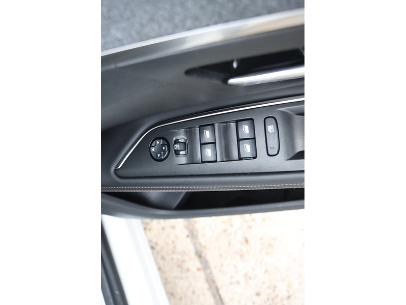 Peugeot 1.2 PURETECH GT LINE SUV 5DR PETROL MANUAL 7 SEATER SAT NAV BLUETOOTH DAB STEREO APPLE CARPLAY REAR CAMERA PARKING AIDS 71000 MILES SH NO ULEZ CHARGE 72-74 Mitcham Road