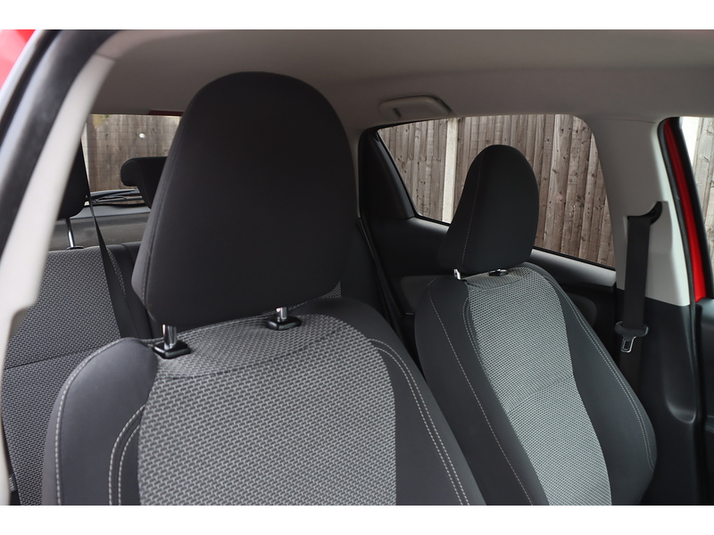 Toyota 1.5 VVT-H ICON HATCHBACK 5DR PETROL HYBRID E-CVT AUTO SAT NAV BLUETOOTH DAB STEREO AUX/USB INPUT REAR CAMERA 50000 MILES FSH 5 SERVICES NO ULEZ CHARGE 72-74 Mitcham Road