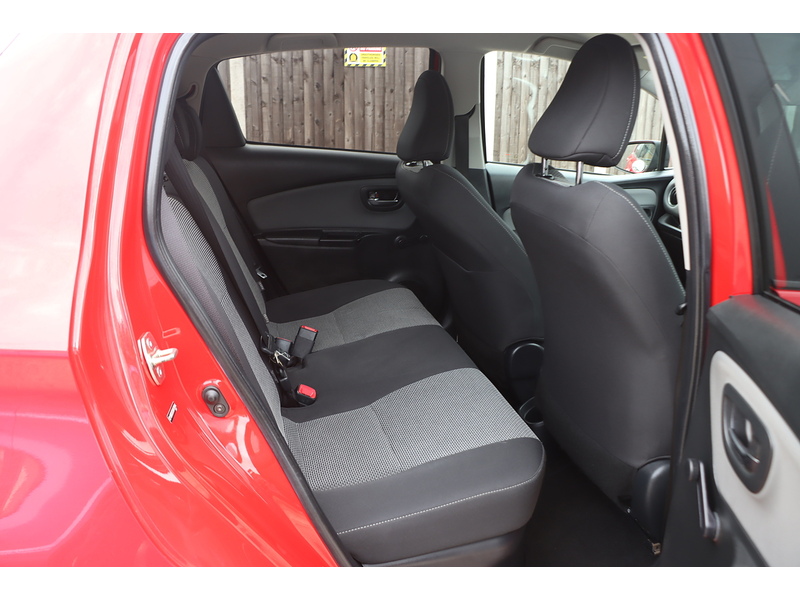 Toyota 1.5 VVT-H ICON HATCHBACK 5DR PETROL HYBRID E-CVT AUTO SAT NAV BLUETOOTH DAB STEREO AUX/USB INPUT REAR CAMERA 50000 MILES FSH 5 SERVICES NO ULEZ CHARGE 72-74 Mitcham Road