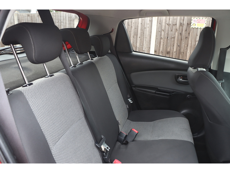 Toyota 1.5 VVT-H ICON HATCHBACK 5DR PETROL HYBRID E-CVT AUTO SAT NAV BLUETOOTH DAB STEREO AUX/USB INPUT REAR CAMERA 50000 MILES FSH 5 SERVICES NO ULEZ CHARGE 72-74 Mitcham Road