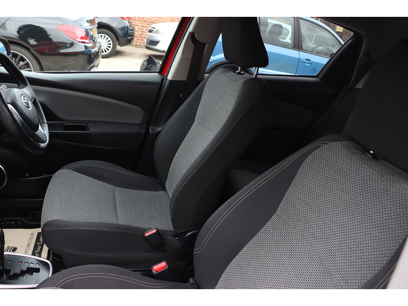 Toyota 1.5 VVT-H ICON HATCHBACK 5DR PETROL HYBRID E-CVT AUTO SAT NAV BLUETOOTH DAB STEREO AUX/USB INPUT REAR CAMERA 50000 MILES FSH 5 SERVICES NO ULEZ CHARGE 72-74 Mitcham Road