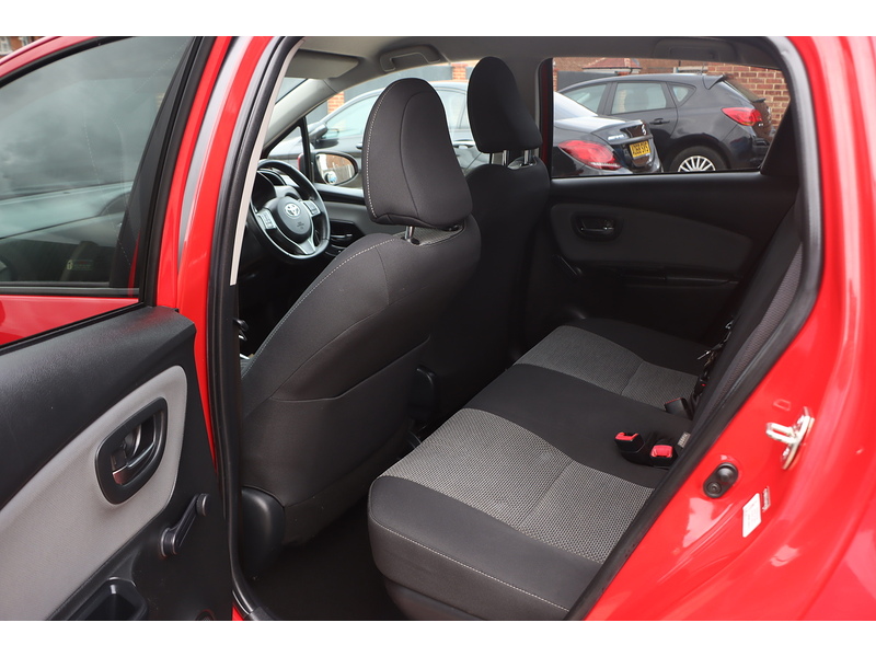 Toyota 1.5 VVT-H ICON HATCHBACK 5DR PETROL HYBRID E-CVT AUTO SAT NAV BLUETOOTH DAB STEREO AUX/USB INPUT REAR CAMERA 50000 MILES FSH 5 SERVICES NO ULEZ CHARGE 72-74 Mitcham Road