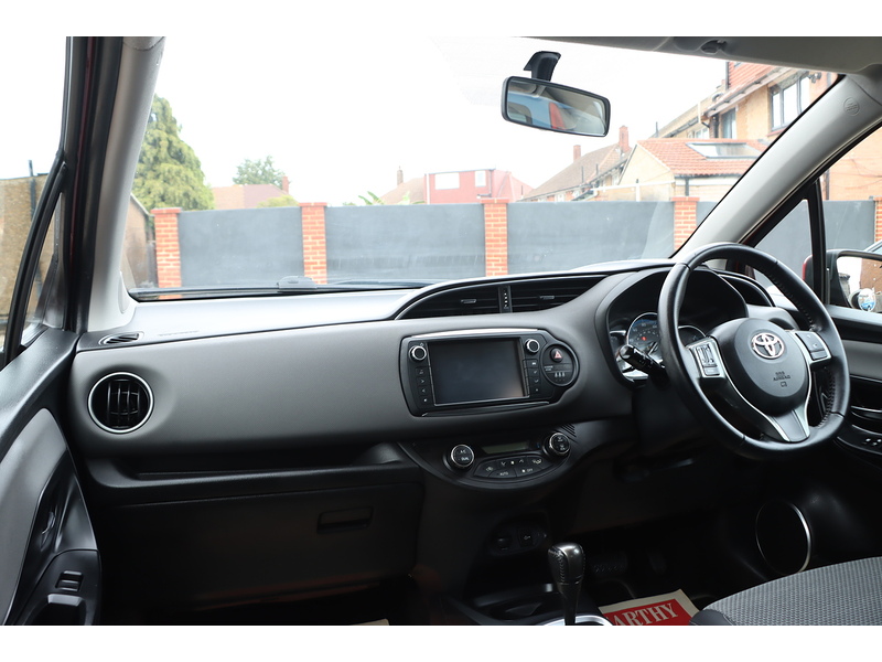 Toyota 1.5 VVT-H ICON HATCHBACK 5DR PETROL HYBRID E-CVT AUTO SAT NAV BLUETOOTH DAB STEREO AUX/USB INPUT REAR CAMERA 50000 MILES FSH 5 SERVICES NO ULEZ CHARGE 72-74 Mitcham Road