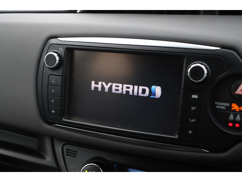 Toyota 1.5 VVT-H ICON HATCHBACK 5DR PETROL HYBRID E-CVT AUTO SAT NAV BLUETOOTH DAB STEREO AUX/USB INPUT REAR CAMERA 50000 MILES FSH 5 SERVICES NO ULEZ CHARGE 72-74 Mitcham Road