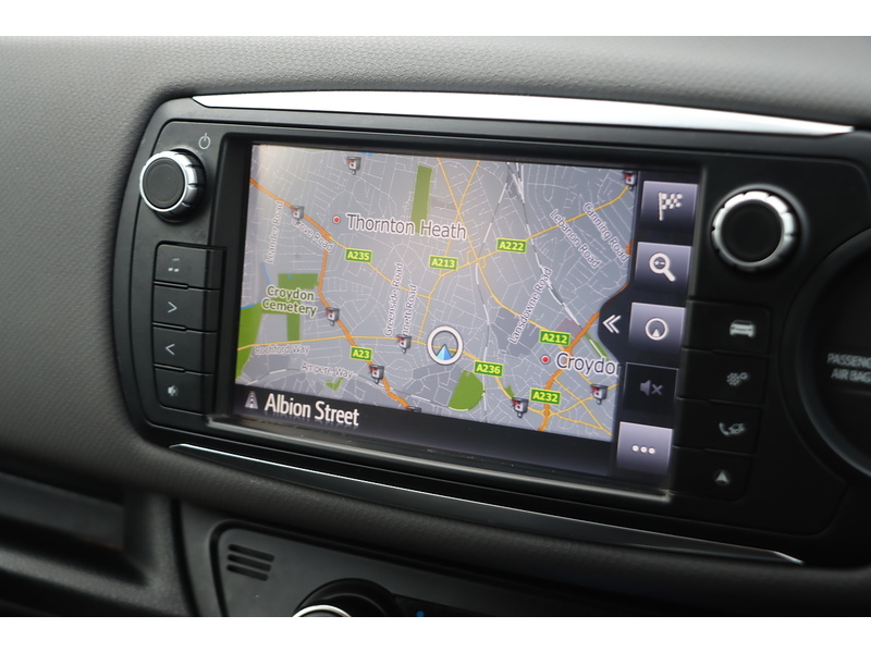 Toyota 1.5 VVT-H ICON HATCHBACK 5DR PETROL HYBRID E-CVT AUTO SAT NAV BLUETOOTH DAB STEREO AUX/USB INPUT REAR CAMERA 50000 MILES FSH 5 SERVICES NO ULEZ CHARGE 72-74 Mitcham Road