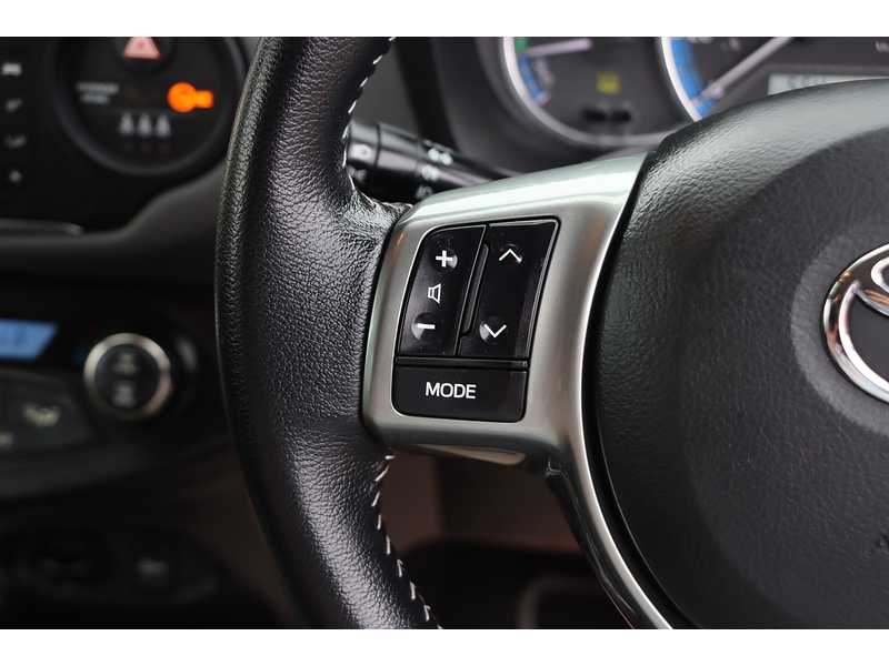 Toyota 1.5 VVT-H ICON HATCHBACK 5DR PETROL HYBRID E-CVT AUTO SAT NAV BLUETOOTH DAB STEREO AUX/USB INPUT REAR CAMERA 50000 MILES FSH 5 SERVICES NO ULEZ CHARGE 72-74 Mitcham Road