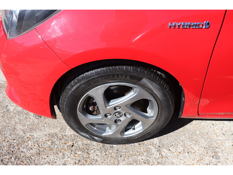 Toyota 1.5 VVT-H ICON HATCHBACK 5DR PETROL HYBRID E-CVT AUTO SAT NAV BLUETOOTH DAB STEREO AUX/USB INPUT REAR CAMERA 50000 MILES FSH 5 SERVICES NO ULEZ CHARGE 72-74 Mitcham Road