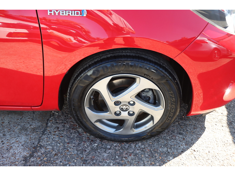 Toyota 1.5 VVT-H ICON HATCHBACK 5DR PETROL HYBRID E-CVT AUTO SAT NAV BLUETOOTH DAB STEREO AUX/USB INPUT REAR CAMERA 50000 MILES FSH 5 SERVICES NO ULEZ CHARGE 72-74 Mitcham Road