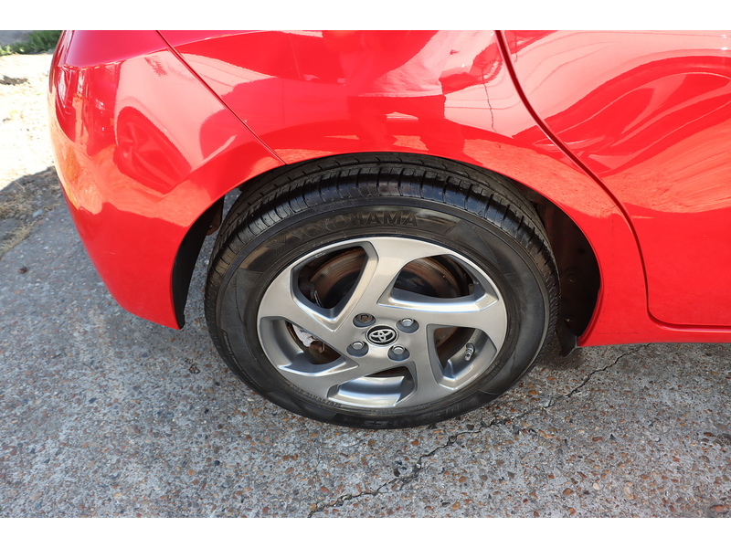 Toyota 1.5 VVT-H ICON HATCHBACK 5DR PETROL HYBRID E-CVT AUTO SAT NAV BLUETOOTH DAB STEREO AUX/USB INPUT REAR CAMERA 50000 MILES FSH 5 SERVICES NO ULEZ CHARGE 72-74 Mitcham Road