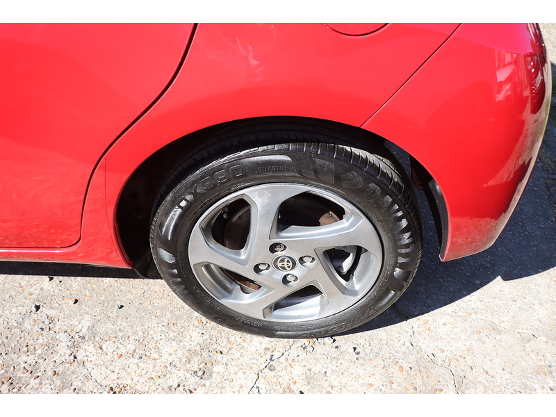 Toyota 1.5 VVT-H ICON HATCHBACK 5DR PETROL HYBRID E-CVT AUTO SAT NAV BLUETOOTH DAB STEREO AUX/USB INPUT REAR CAMERA 50000 MILES FSH 5 SERVICES NO ULEZ CHARGE 72-74 Mitcham Road