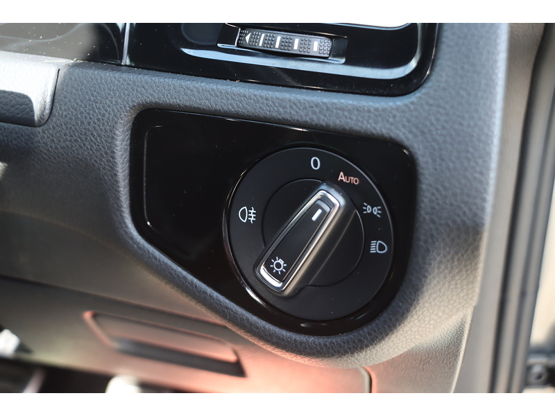 Volkswagen 1.5 TSI EVO R-LINE HATCHBACK 5DR PETROL MANUAL SATNAV BLUETOOTH DAB RADIO APPLE CARPLAY REAR CAMERA PARKING AIDS SAME OWNER FOR 5 YEARS 82000 MILES SH 72-74 Mitcham Road