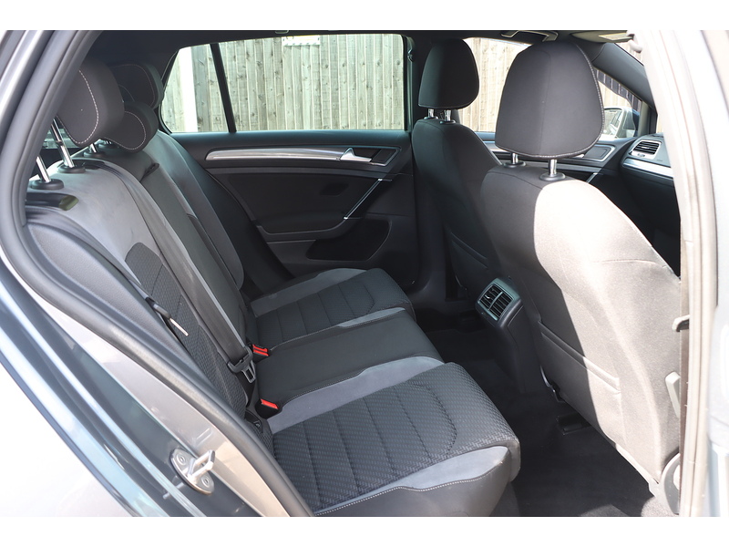 Volkswagen 1.5 TSI EVO R-LINE HATCHBACK 5DR PETROL MANUAL SATNAV BLUETOOTH DAB RADIO APPLE CARPLAY REAR CAMERA PARKING AIDS SAME OWNER FOR 5 YEARS 82000 MILES SH 72-74 Mitcham Road
