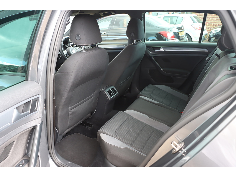 Volkswagen 1.5 TSI EVO R-LINE HATCHBACK 5DR PETROL MANUAL SATNAV BLUETOOTH DAB RADIO APPLE CARPLAY REAR CAMERA PARKING AIDS SAME OWNER FOR 5 YEARS 82000 MILES SH 72-74 Mitcham Road
