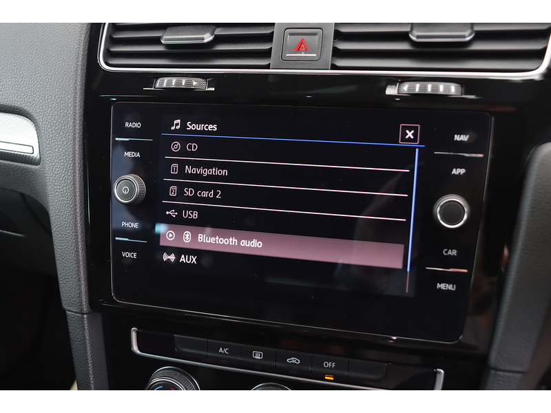 Volkswagen 1.5 TSI EVO R-LINE HATCHBACK 5DR PETROL MANUAL SATNAV BLUETOOTH DAB RADIO APPLE CARPLAY REAR CAMERA PARKING AIDS SAME OWNER FOR 5 YEARS 82000 MILES SH 72-74 Mitcham Road