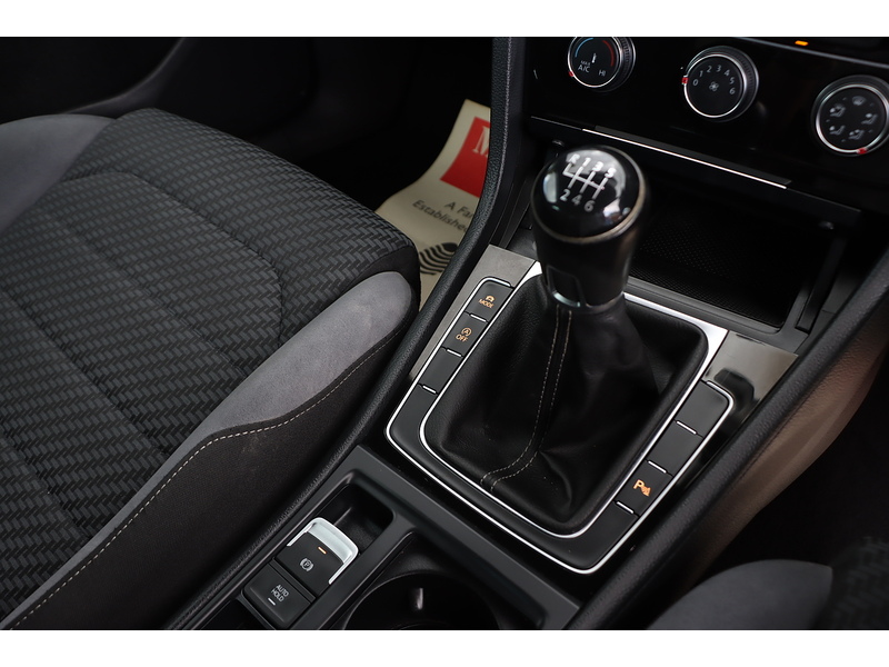 Volkswagen 1.5 TSI EVO R-LINE HATCHBACK 5DR PETROL MANUAL SATNAV BLUETOOTH DAB RADIO APPLE CARPLAY REAR CAMERA PARKING AIDS SAME OWNER FOR 5 YEARS 82000 MILES SH 72-74 Mitcham Road