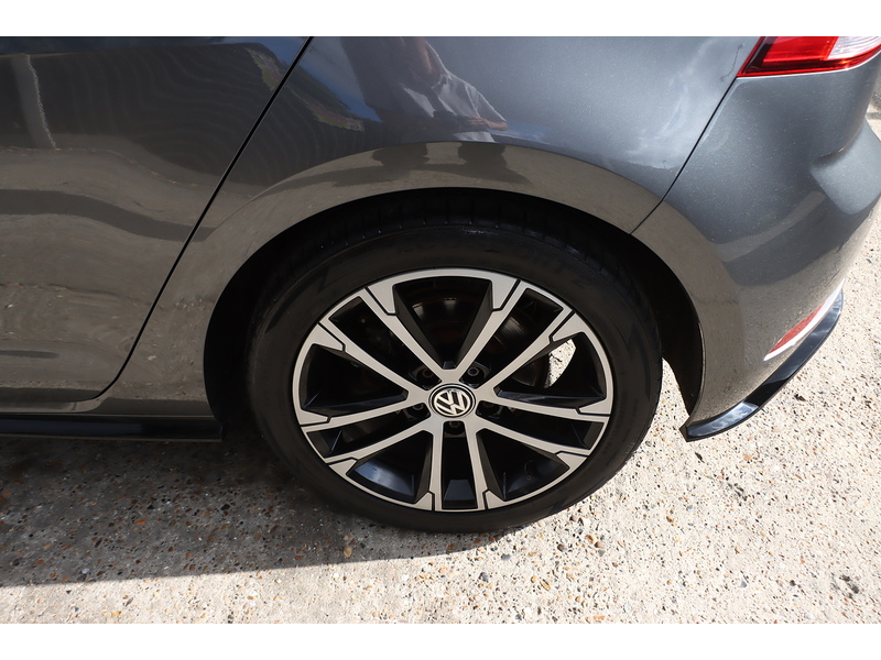 Volkswagen 1.5 TSI EVO R-LINE HATCHBACK 5DR PETROL MANUAL SATNAV BLUETOOTH DAB RADIO APPLE CARPLAY REAR CAMERA PARKING AIDS SAME OWNER FOR 5 YEARS 82000 MILES SH 72-74 Mitcham Road