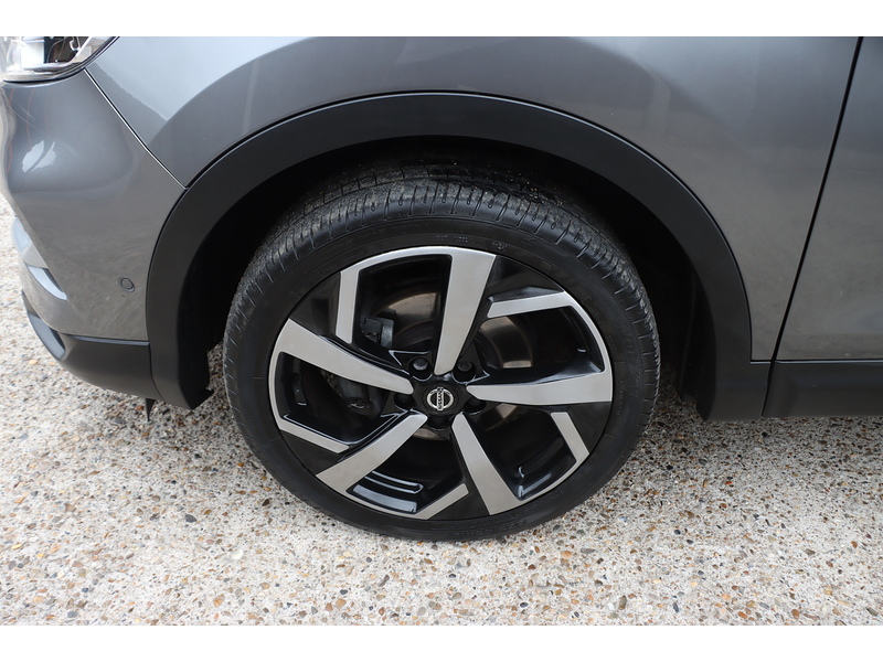 Nissan 1.3 DIG-T TEKNA SUV 5DR PETROL DCT AUTO PAN ROOF HEATED SEATS SATNAV BLUETOOTH APPLE CARPLAY REAR & 360 CAMERA JUST 1 OWNER 36000 MILES FSH 5 SERVICES 72-74 Mitcham Road