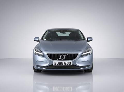 Volvo 2.0 T2 GPF Momentum Nav Plus Hatchback 5dr Petrol Manual Euro 6 (s/s) (122 ps) SAT NAV REAR CAM ONLY 51000 MILES FSH
