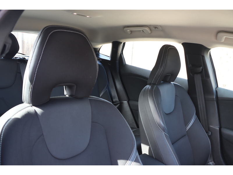 Volvo 2.0 T2 GPF MOMENTUM NAV PLUS HATCHBACK 5DR PETROL MANUAL SAT NAV BLUETOOTH DAB STEREO REAR CAMERA PARKING AIDS SAME OWNER FOR 3 YEARS 51000 MILES FSH 72-74 Mitcham Road