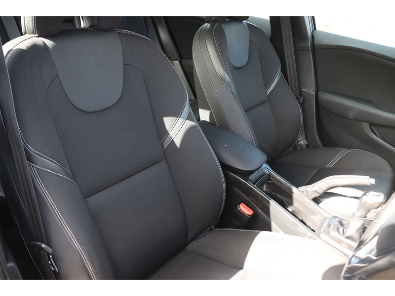 Volvo 2.0 T2 GPF MOMENTUM NAV PLUS HATCHBACK 5DR PETROL MANUAL SAT NAV BLUETOOTH DAB STEREO REAR CAMERA PARKING AIDS SAME OWNER FOR 3 YEARS 51000 MILES FSH 72-74 Mitcham Road