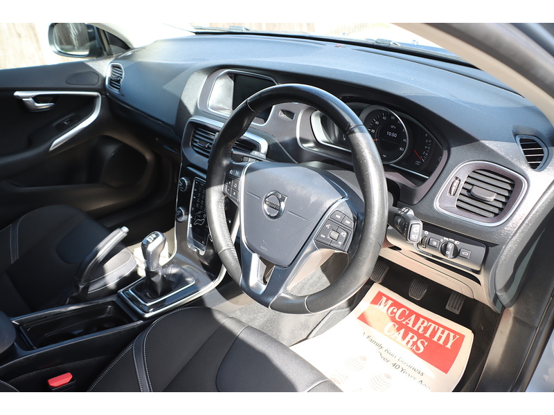 Volvo 2.0 T2 GPF MOMENTUM NAV PLUS HATCHBACK 5DR PETROL MANUAL SAT NAV BLUETOOTH DAB STEREO REAR CAMERA PARKING AIDS SAME OWNER FOR 3 YEARS 51000 MILES FSH 72-74 Mitcham Road