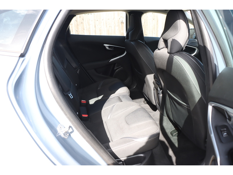 Volvo 2.0 T2 GPF MOMENTUM NAV PLUS HATCHBACK 5DR PETROL MANUAL SAT NAV BLUETOOTH DAB STEREO REAR CAMERA PARKING AIDS SAME OWNER FOR 3 YEARS 51000 MILES FSH 72-74 Mitcham Road