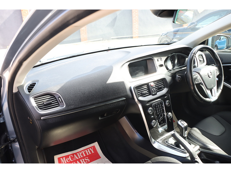 Volvo 2.0 T2 GPF MOMENTUM NAV PLUS HATCHBACK 5DR PETROL MANUAL SAT NAV BLUETOOTH DAB STEREO REAR CAMERA PARKING AIDS SAME OWNER FOR 3 YEARS 51000 MILES FSH 72-74 Mitcham Road