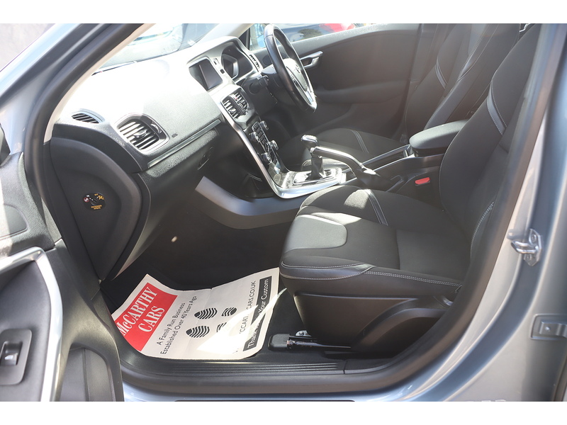 Volvo 2.0 T2 GPF MOMENTUM NAV PLUS HATCHBACK 5DR PETROL MANUAL SAT NAV BLUETOOTH DAB STEREO REAR CAMERA PARKING AIDS SAME OWNER FOR 3 YEARS 51000 MILES FSH 72-74 Mitcham Road